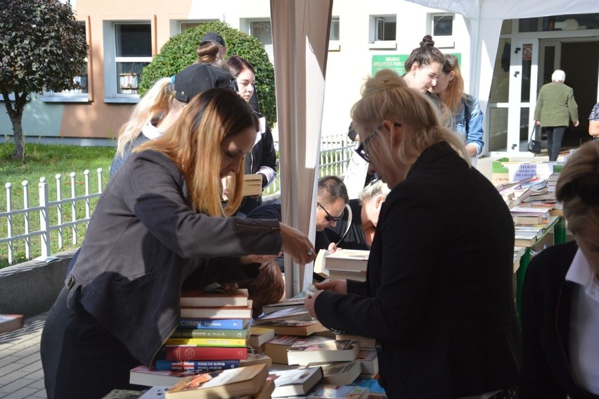 Kiermasz książek przy głogowskiej bibliotece. Chętnych do zakupu nie brakuje [ZDJĘCIA]