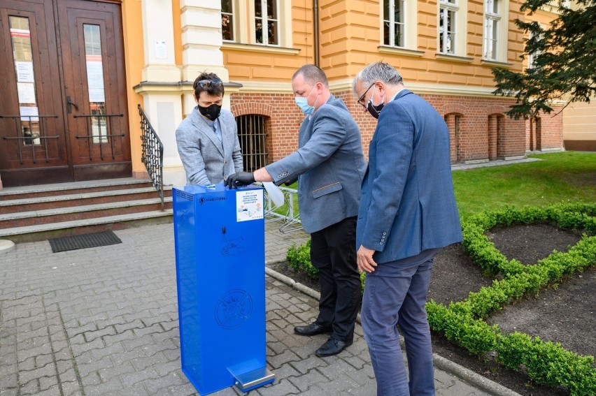 Przekazanie stacji do dezynfekcji rąk przez radnego Tomasz...