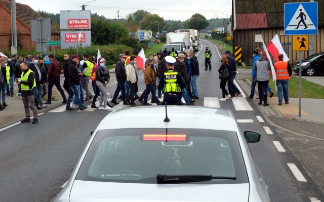 Rolnicy zablokowali w środę 7.10.2020 na dwie godziny drogę krajową 22 w Rychnowach