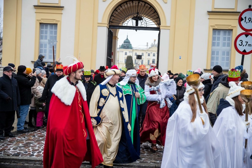 Orszak Trzech Króli 2020 przeszedł ulicami Białegostoku. Za nim tłumy mieszkańców w koronach (ZDJĘCIA)