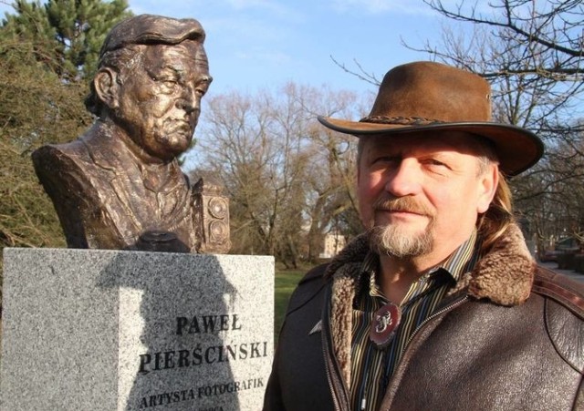 Sławomir Micek przy jednym ze swoich ostatnich dzieł - rzeźbach i fontannie przy odnowionym, słynnym  dworcu autobusowym  - Spodku w Kielcach. W rzeźbach uwiecznił siebie i sporo znanych osób.