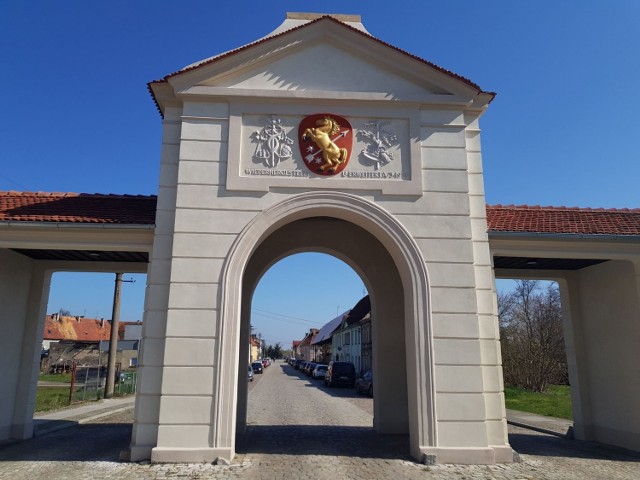 Brama Zasiecka znajduje się na przedłużeniu ul. Wolności w Brodach