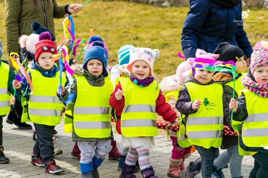 Dzieci powitały wiosnę. Ile było kwiatków i kolorów! [ZDJĘCIA]