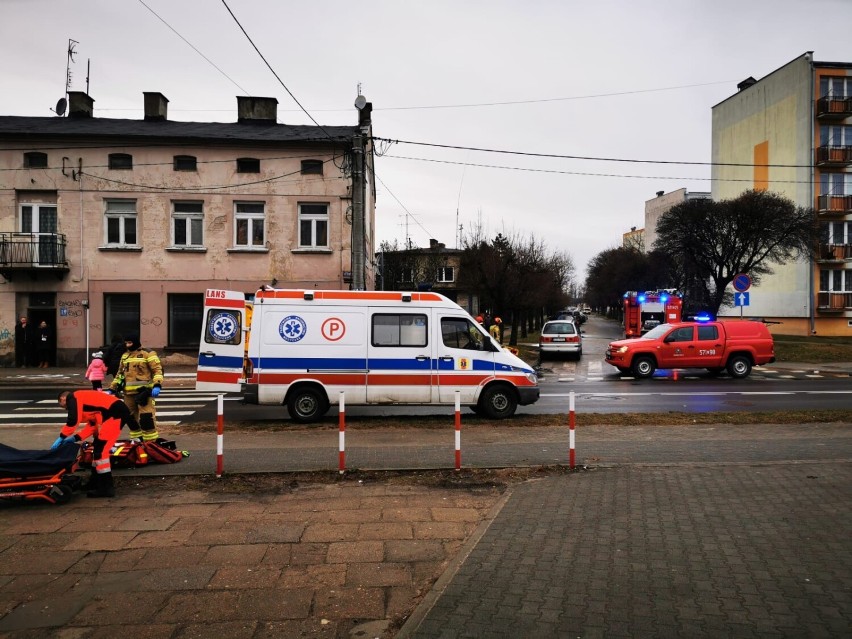 Akcja ratunkowa strażaków przy Szadkowskiej w Zduńskiej Woli. Zasłabł mężczyzna
