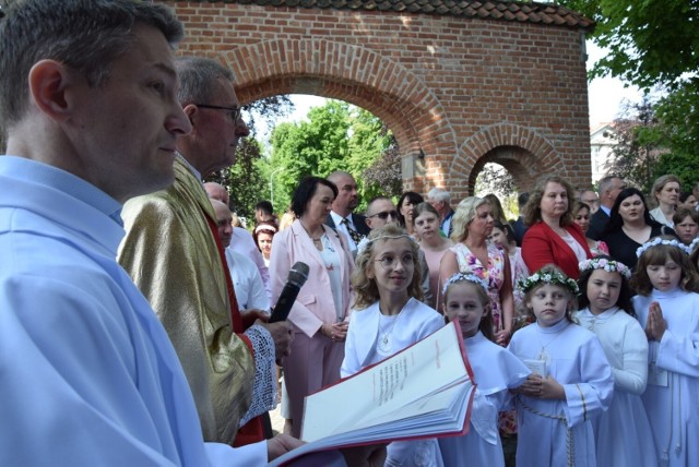 W niedzielę, dzieci z parafii Podwyższenia Krzyża Św. w Pruszczu przystąpiły do Pierwszej Komunii Świętej