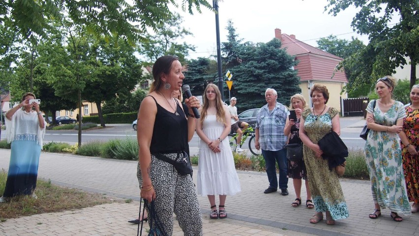 "Różne oblicza piękna" pokazane na fotografiach przyciągnęły wielu widzów do Parku Miejskiego w Wągrowcu. Była również plenerowa dyskusja