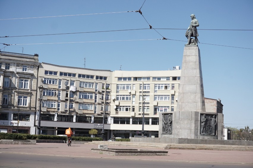 Smutny i pustawy plac Wolności w Łodzi po wielokrotnych...