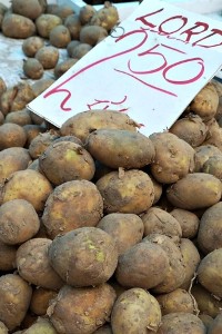 Rolnicy przekonują wierszem do kupna ziemniaków. Tyle kosztuje dziś worek z pyrami