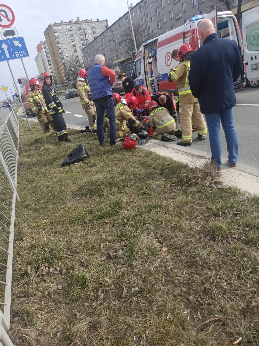 Wypadek na Sandomierskiej w Kielcach. Dostawczak zderzył się z motocyklistą 