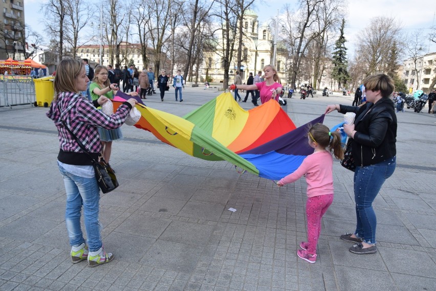 Częstochowa: "Podaj łapę", na Placu Biegańskiego trwa impreza na rzecz schroniska dla bezdomnych zwierząt [ZDJĘCIA]