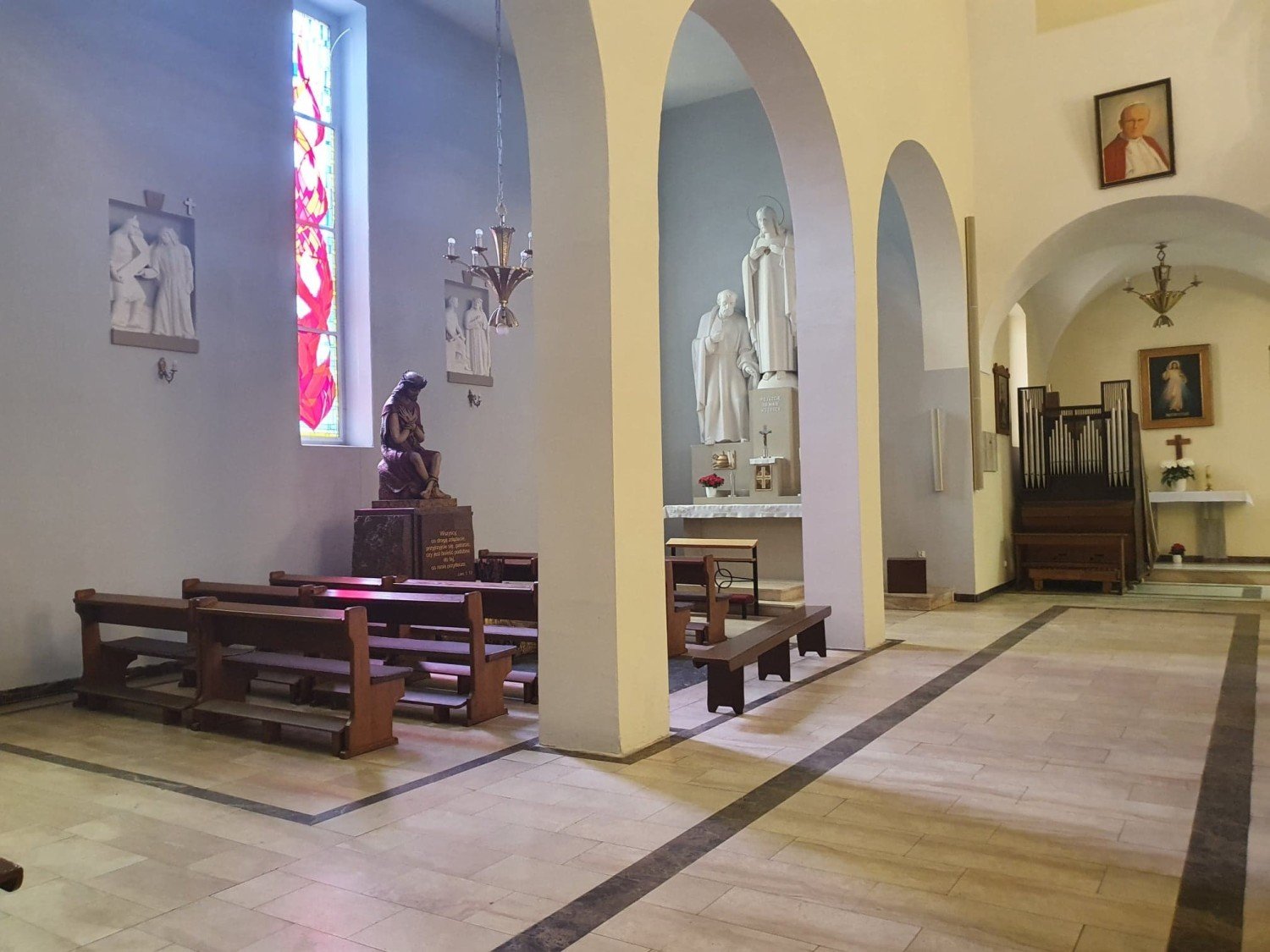 Starogardzcy wierni trzymają się obostrzeń dotyczących mszy świętych  ZDJĘCIA | Starogard Gdański Nasze Miasto