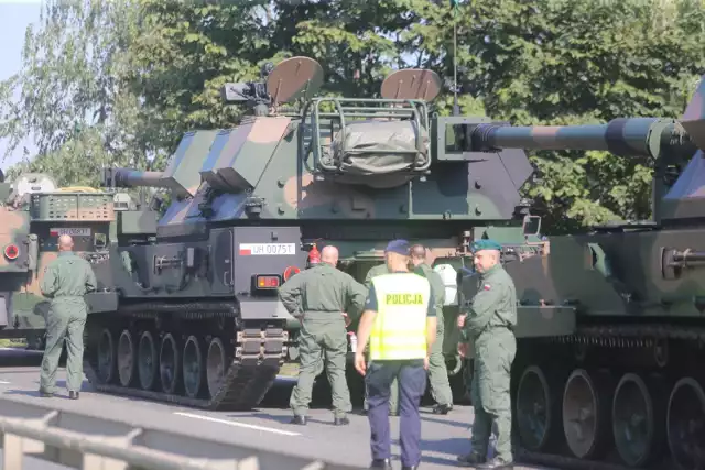 W defiladzie zobaczymy m.in.: czołgi Leopard 2 i kołowe transportery opancerzone Rosomak. Będą też samochody ciężarowo-osobowe HMMWV, wyrzutnie rakietowe WR-40 Langusta, samobieżne armatohaubice Krab i Dana, moździerze samobieżne Rak, zautomatyzowane wozy dowodzenia Łowcza, pojazdy saperskie Topola oraz samobieżny przeciwlotniczy zestaw rakietowy Poprad.