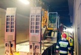 Wypadek w tunelu WZ w Łodzi. Laweta z koparką się zaklinowała