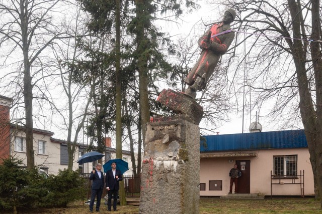 Demontaż pomnika poświęconego Armii Czerwonej w Siedlcu