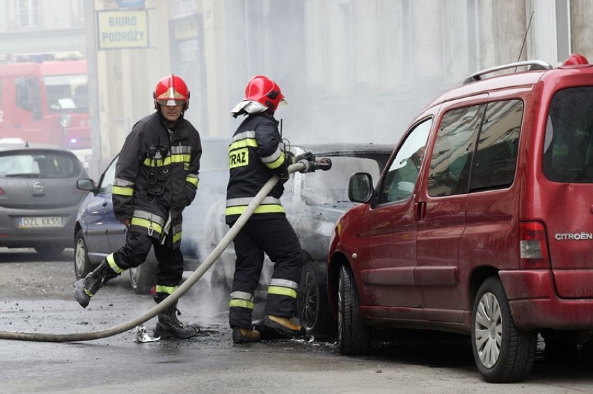 Doszczętnie spłonęło auto na ulicy Nowy Świat w Legnicy [ZDJĘCIA]
