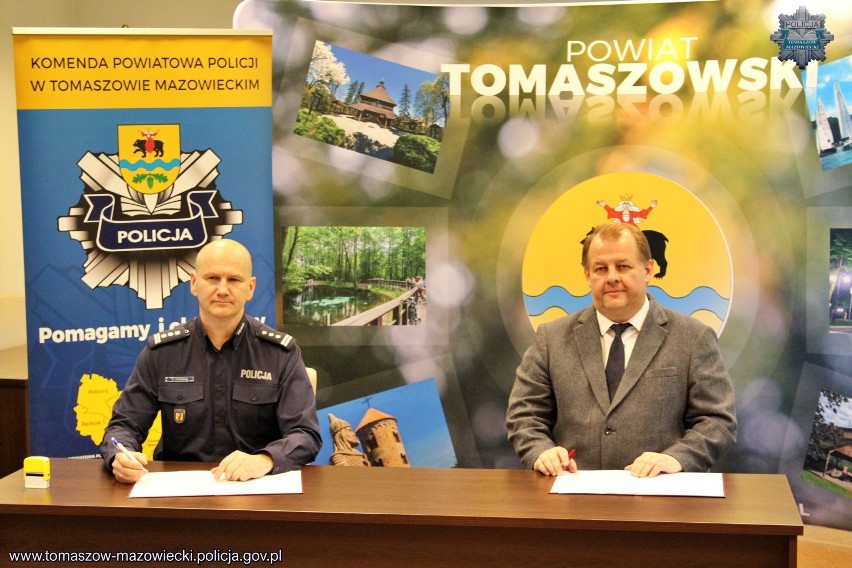 Będą dodatkowe patrole policji w powiecie tomaszowskim. Starosta podpisał porozumienie z komendantem policji [zdjęcia] 