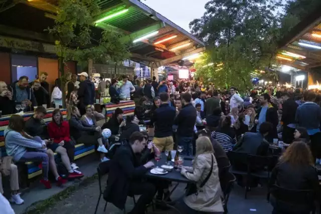 Nocny Market w Warszawie powraca. Zbliża się otwarcie nowego sezonu największego w Polsce targu streetfoodowego w świetle neonów. Już w maju po raz kolejny mieszkańcy Warszawy będą mogli w świetle klimatycznych neonów skorzystać ze stoisk z jedzeniem z różnych stron świata.