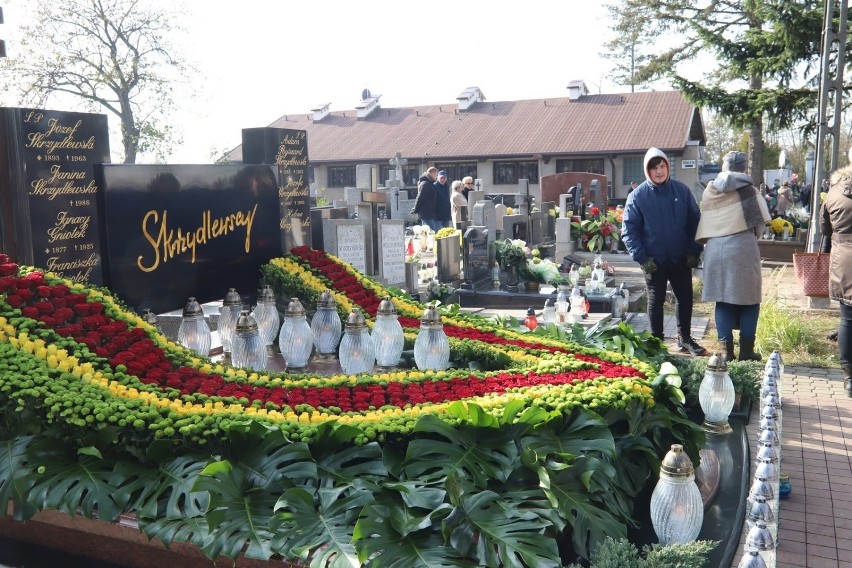 Grób Heleny Skrzydlewskiej tonie w kwiatach. Tak na Wszystkich Świętych prezentuje się grób rodziny Skrzydlewskich na cmentarzu Zarzew FOTO