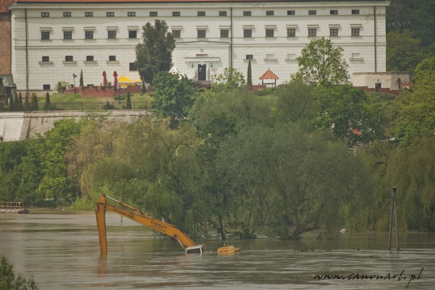 Zatopiona koparka na bulwarach Sandomierza, teraz to środek...