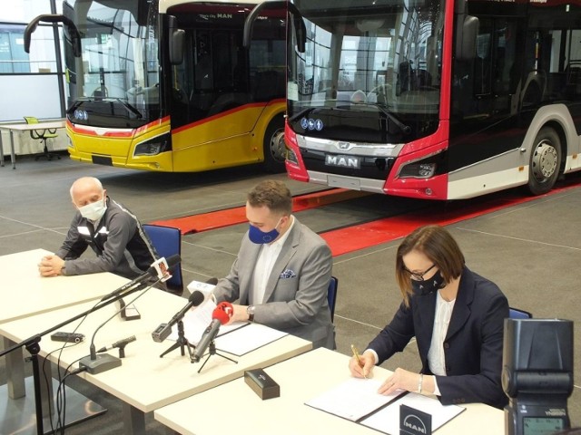 Umowę podpisują: Małgorzata Durda, dyrektor do spraw sprzedaży autobusów MAN TRUCKS & BUS Pol i Marek Materek, prezydent Starachowic. Z lewej Mehmet Sermet, dyrektor Fabryki MAN Bus w Starachowicach.