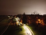 Park Linearny na Partynicach we Wrocławiu już oświetlony. To zasługa mieszkańców, a pieniądze z Wrocławskiego Budżetu Obywatelskiego 