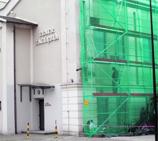 Trwa remont Teatru Zagłębia. Elewacje przykryto siatką