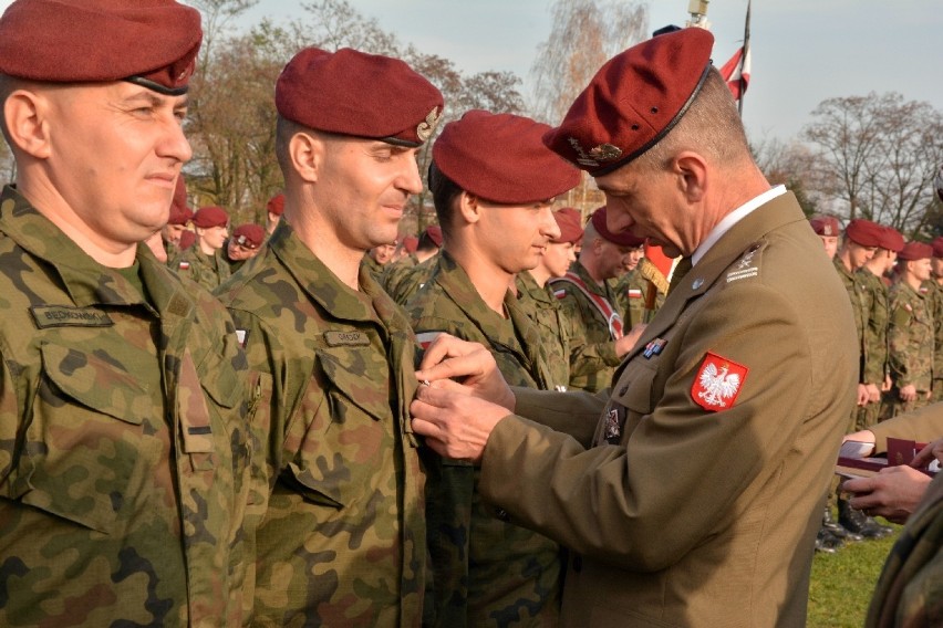 Uroczysta zbiórka z okazji Święta Niepodległośći w 25. Brygadzie Kawalerii Powietrznej w Tomaszowie