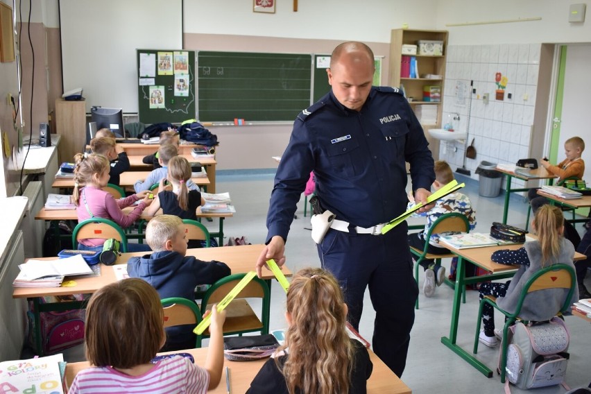 Policjanci z Komendy Powiatowej Policji w Złotowie przekazali najmłodszym uczniom elementy odblaskowe