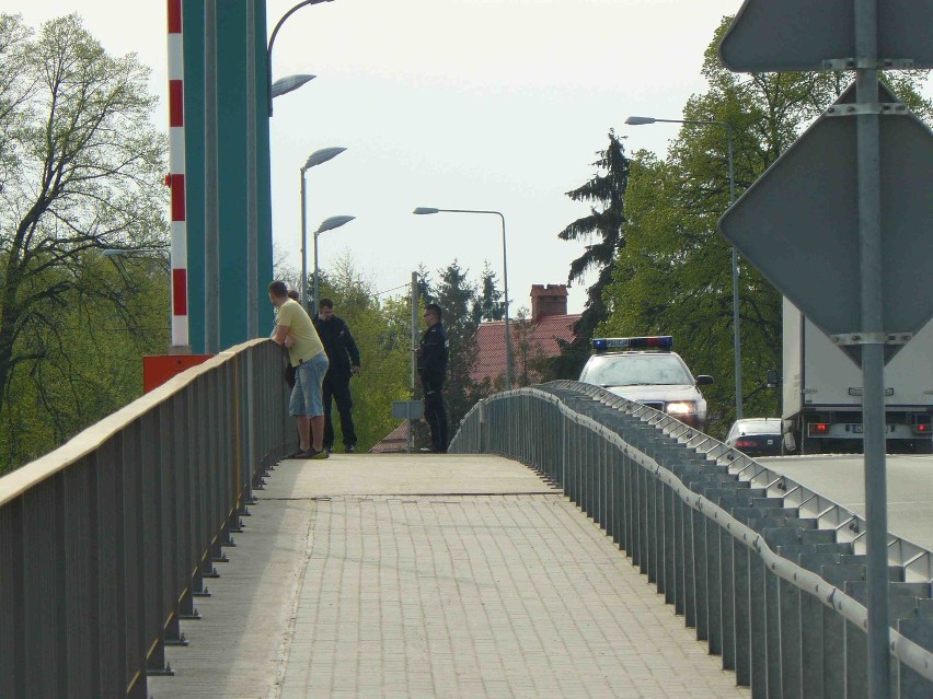 Granat z czasów II wojny światowej leżał na moście w Drewnicy. Ktoś go tam zostawił?