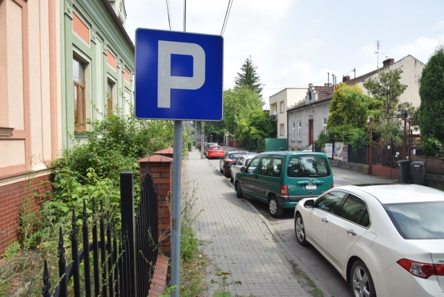 Na ul. Drużbackiej na razie parkowanie odbywa się bez opłat. Od października ulica będzie już znajdowała się w płatnej strefie