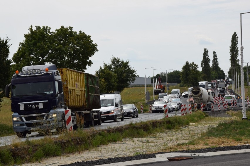 Trwa budowa ronda przy zbiegu dróg - krajowej nr 27 oraz...