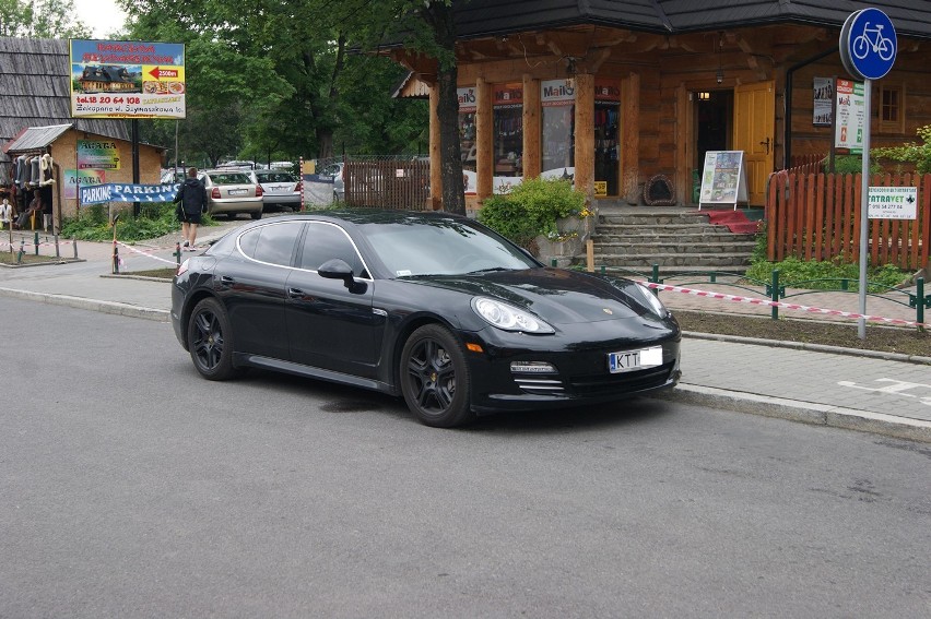 Porsche i ferrari. Góral nie jeździ byle czym