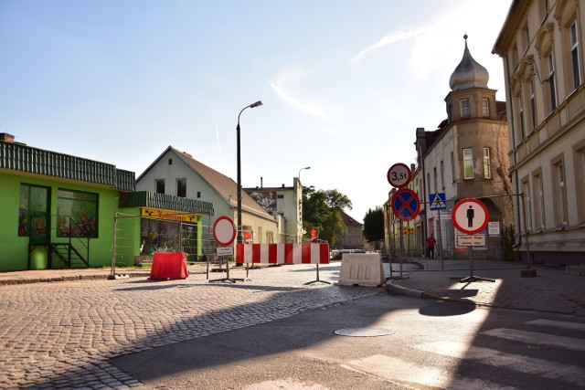 W piątek (21.08.2020) zamknięto kolejny odcinek ulicy 700-lecia w Żninie. Przebudowa trwa.