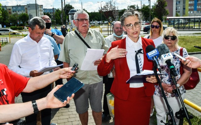 Uczestnicy konferencji prasowej sprzeciwiający się budowie w Bydgoszczy nowej spalarni niebezpiecznych odpadów