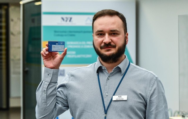 Wyrobienie karty EKUZ jest bezpłatne, ale trzeba wypełnić wniosek. Na zdjęciu Łukasz Pyszka, naczelnik Wydziału Obsługi Klienta i Profilaktyki w NFZ w Bydgoszczy, prezentuje kartę EKUZ.