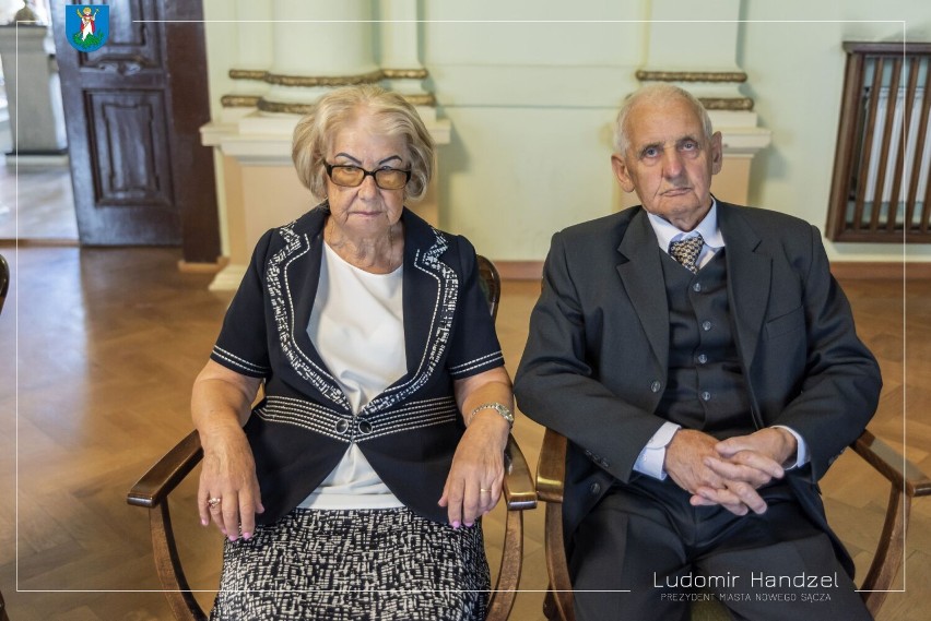 Nowy Sącz. Są razem 50 i 60 lat. Złote i Diamentowe gody w ratuszu. 11 par świętowało jubileusze małżeńskie