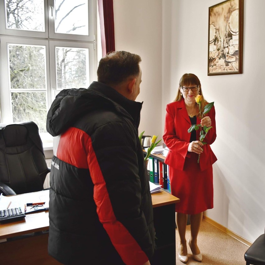 Rozdawali w Wolsztynie róże z okazji Dnia Kobiet