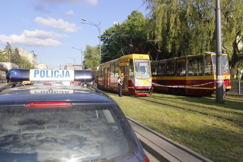 Wypadek na Limanowskiego w Łodzi. Kobieta wjechała pod tramwaj [ZDJĘCIA]