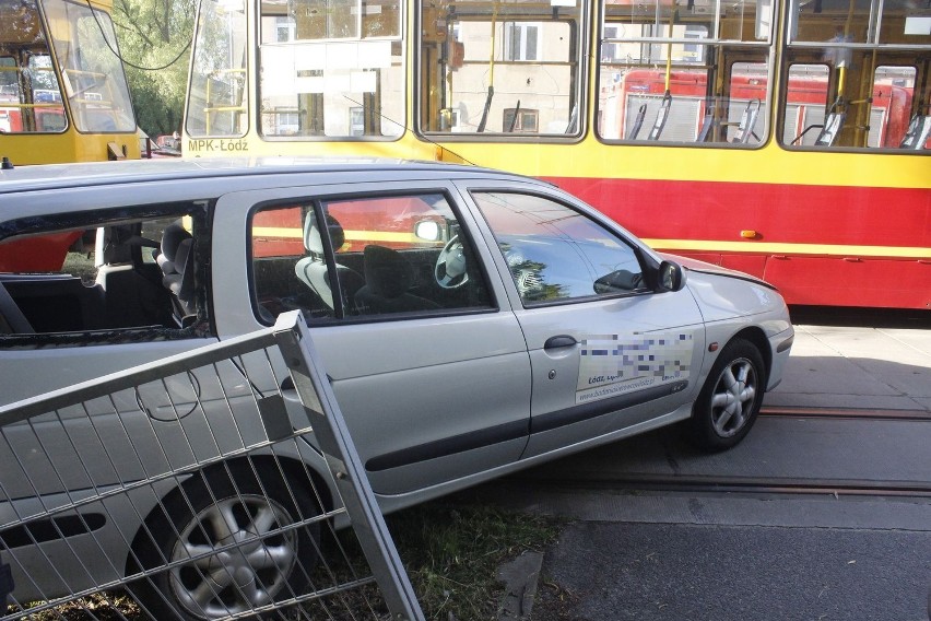 Wypadek na Limanowskiego w Łodzi. Kobieta wjechała pod tramwaj [ZDJĘCIA]