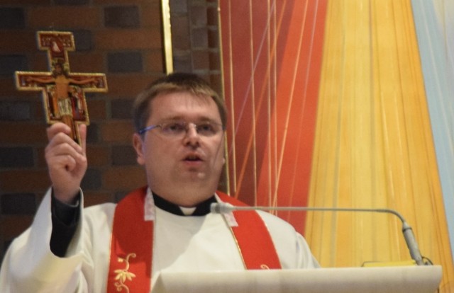 Ks. Marcin Matonóg podczas kazania wielkopiątkowego w 2020 r.