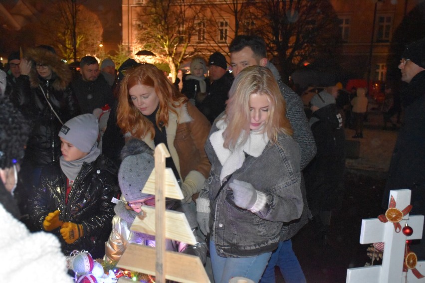 Prawdziwe tłumy powitały Mikołaja i zapaliły świąteczną iluminację w Pleszewie