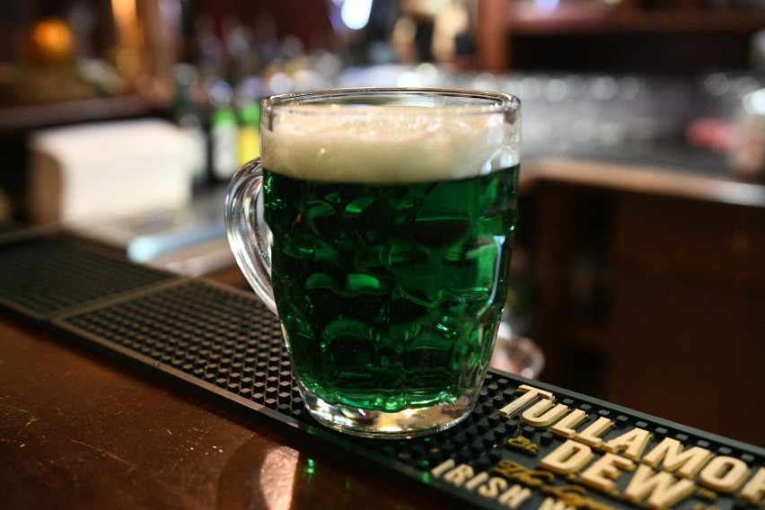 Zielone piwo i irlandzki taniec. Dzień Świętego Patryka w Irish Pub Shoemaker w Kielcach. Zobacz film i zdjęcia