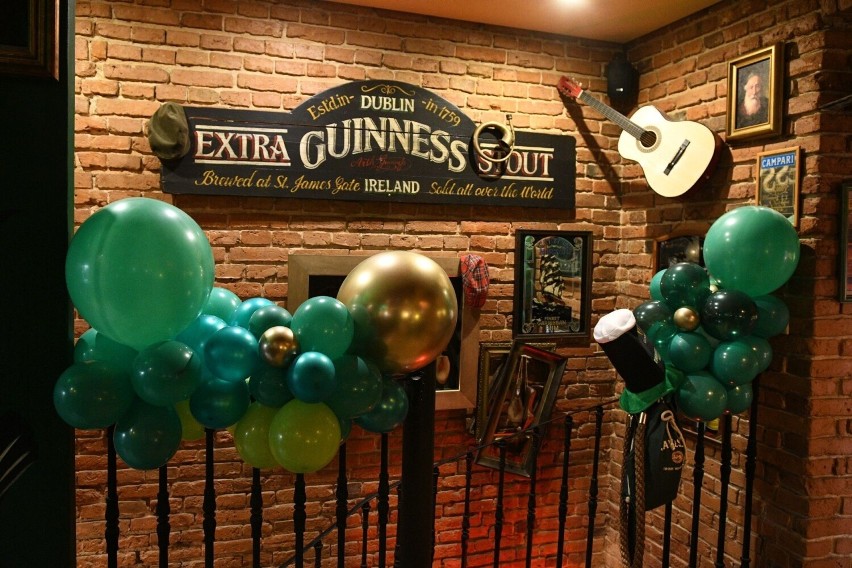 Zielone piwo i irlandzki taniec. Dzień Świętego Patryka w Irish Pub Shoemaker w Kielcach. Zobacz film i zdjęcia
