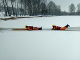 Strażacy ze Sławna ćwiczyli na lodzie [zdjęcia]