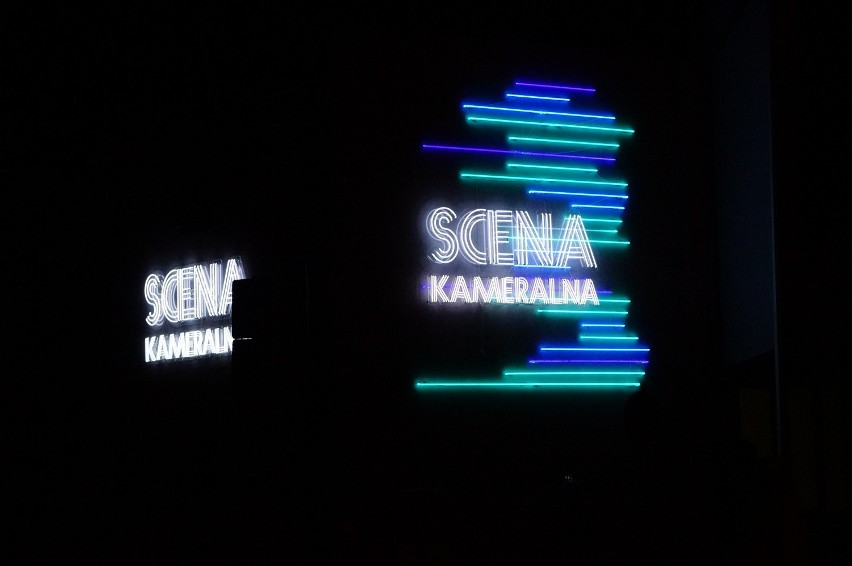 Neony rozświetlają gmach Sceny Kameralnej w Kaliszu