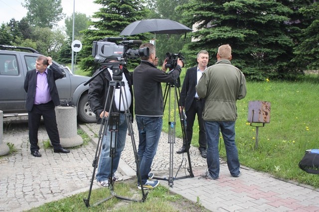 W konferencji prasowej przed hutą w Zawierciu wzięli udział m.in. Zbigniew Ziobro i Ryszard Mach. Nie zabrakło też inicjatorów referendum.
