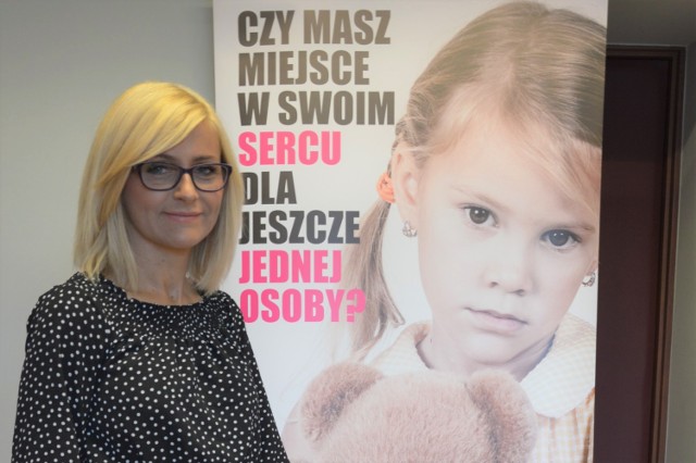 Renata Fijałkowska, dyrektor PCPR w Oświęcimiu, zaangażowała się w kampanię promującą rodziny zastępcze. Możesz zostać jednym z nich.