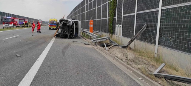 Według wstępnych ustaleń policji kierowca alfy podczas wyprzedzania samochodu dostawczego, zjechał na jego pas i uderzył w bok auta, które dachowało i przewrócił się na bok.