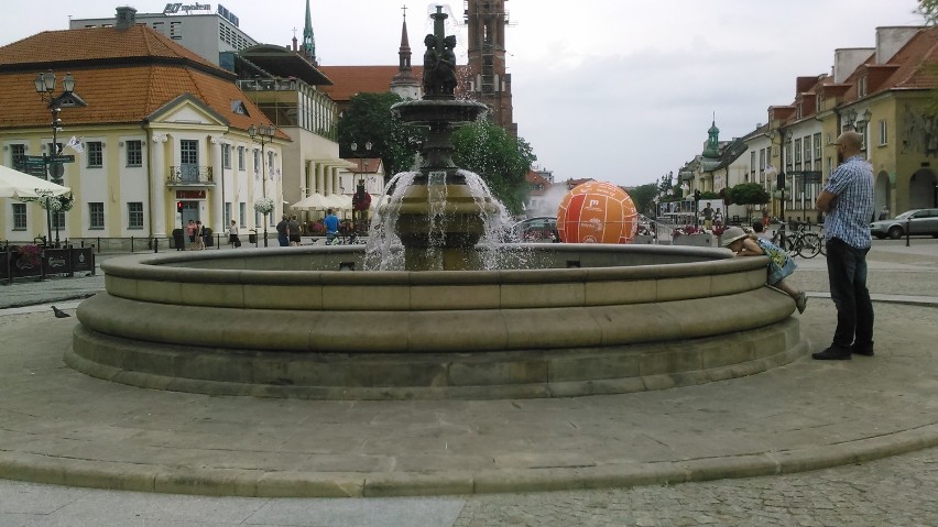 Ławka przy fontannie na Rynku Kościuszki