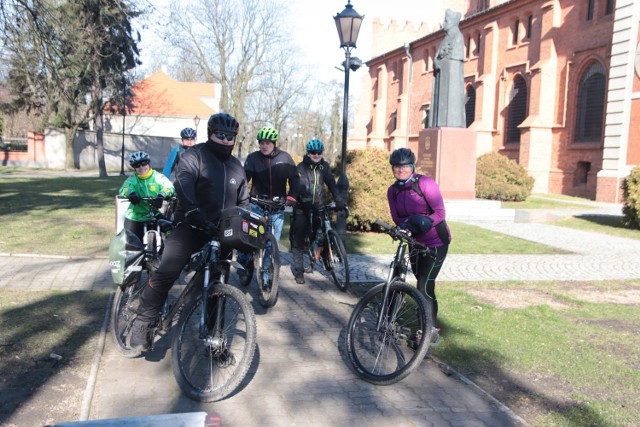 Rowerzyści z Włocławka przejechali trasę do Bobrownik, by szukać „tobruków”